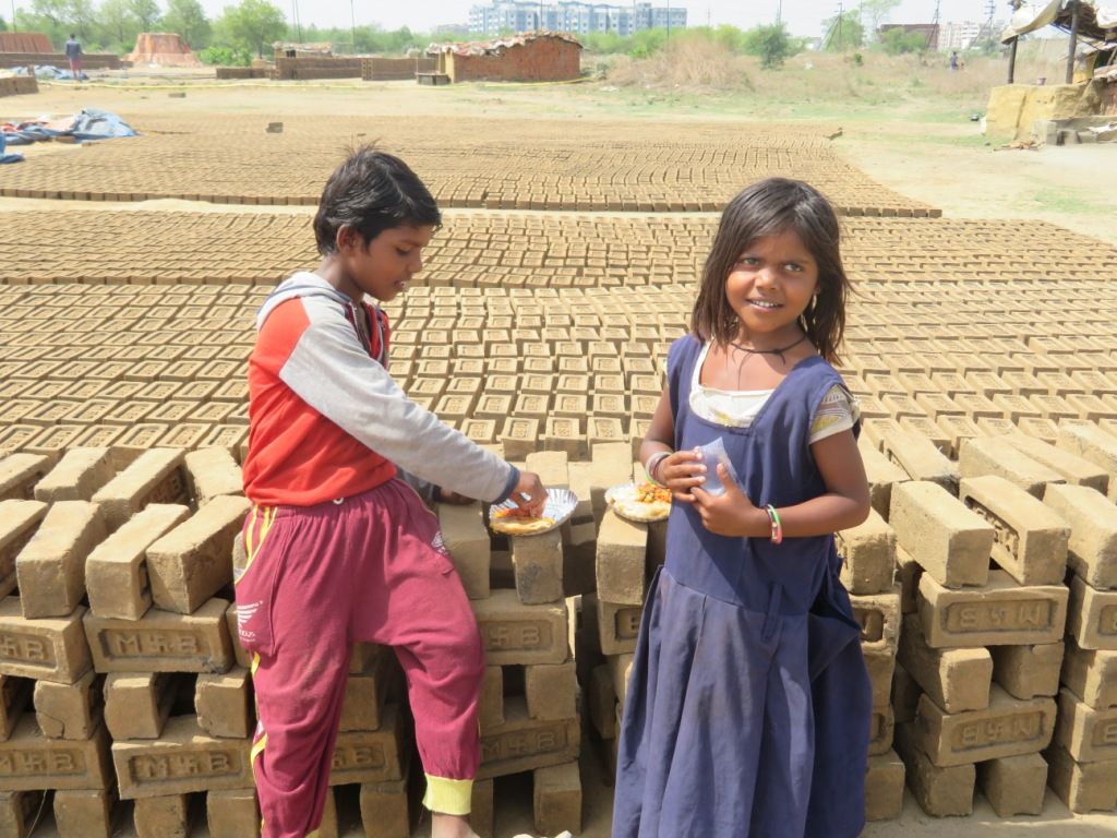 Children-of-laborers-eating