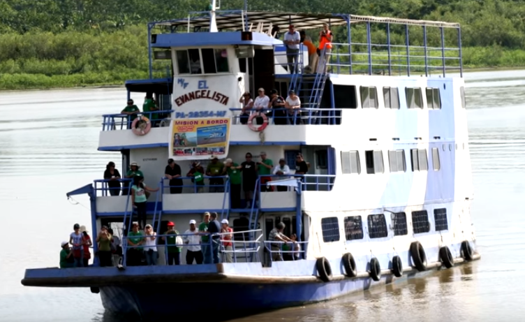 Misión a Bordo (Mission Aboard) first launched the El Evangelista, a 98-foot long riverboat in 2005. The vision of the El Evangelista is “to demonstrate God’s heart for people through simple acts of love and service.”