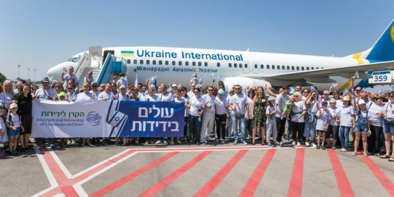 Israeli Prime Minister Benjamin Netanyahu welcomed 121 new olim (immigrants) from Ukraine on Monday morning at a special reception ceremony held at the foot of their plane.