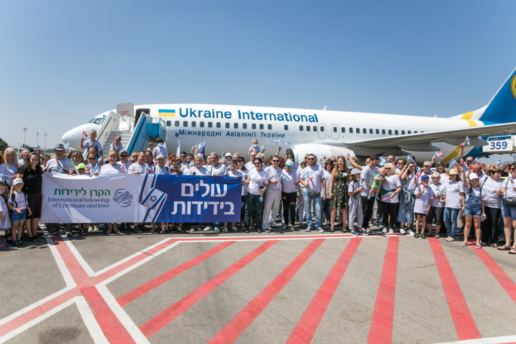 Israeli Prime Minister Benjamin Netanyahu welcomed 121 new olim (immigrants) from Ukraine on Monday morning at a special reception ceremony held at the foot of their plane.