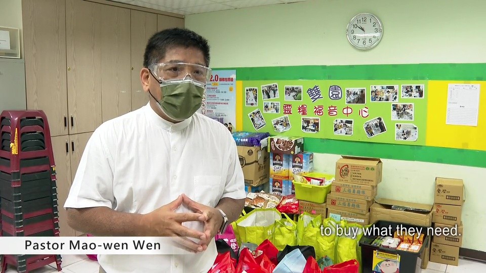 Pastor Wen is preparing supplies for Wanhua residents in Taiwan who were caught unprepared for the sudden spike in COVID cases.
