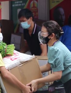 Samaritan’s Purse distributed food relief packages and supplies to families in Vietnam who are struggling during the pandemic.