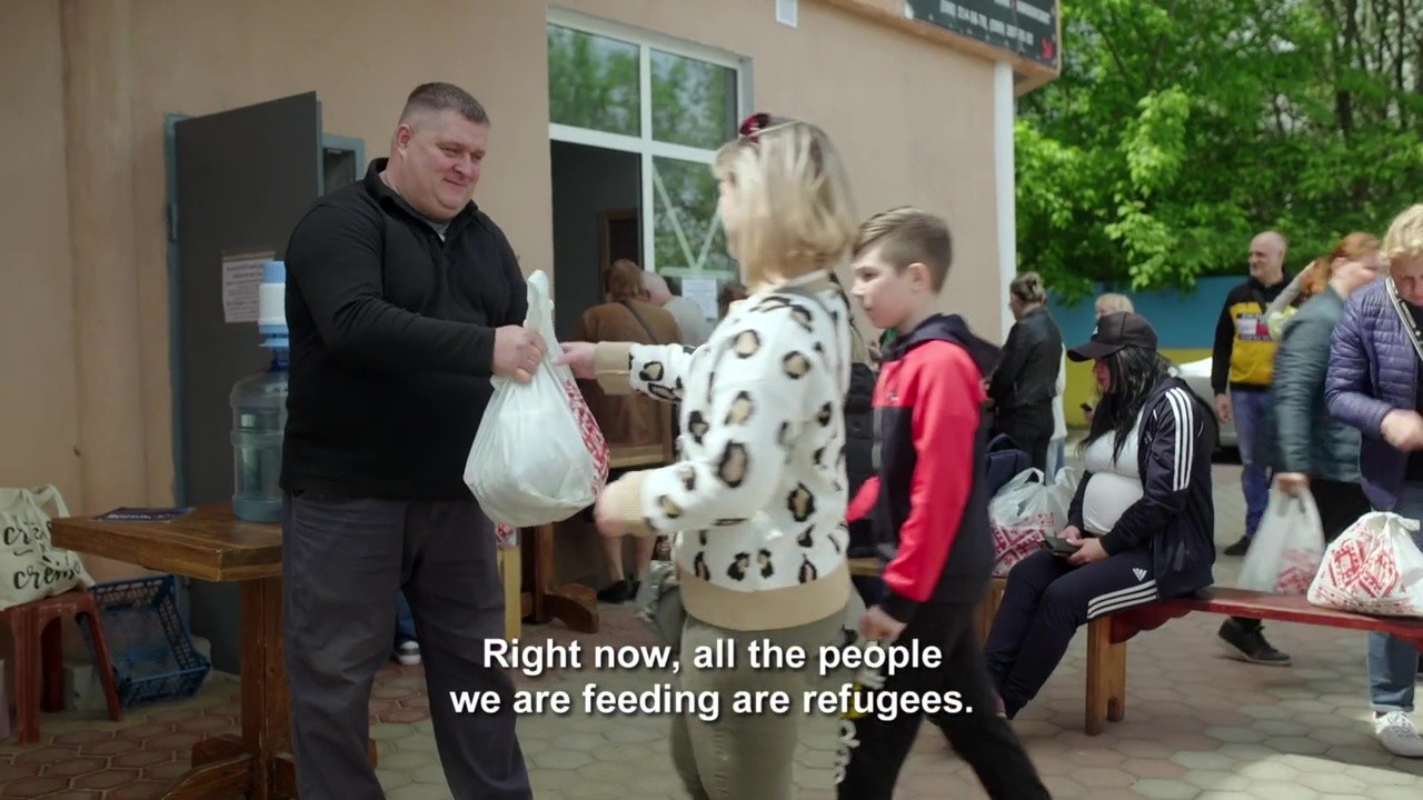 Samaritan’s Purse church partner in Ukraine, is helping distribute food feeding refugees who have fled homes due to the ongoing conflict