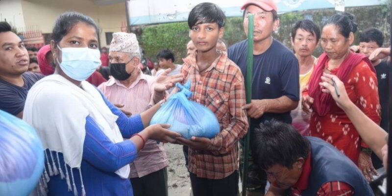 The project organized a flood relief distribution, providing dry ration kits to 550 flood-stricken families.