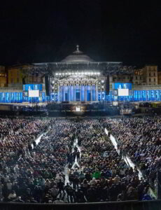 The largest and most significant square in Naples was packed with more than 21,000 people during the Noi Festival.