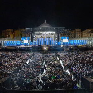 The largest and most significant square in Naples was packed with more than 21,000 people during the Noi Festival.