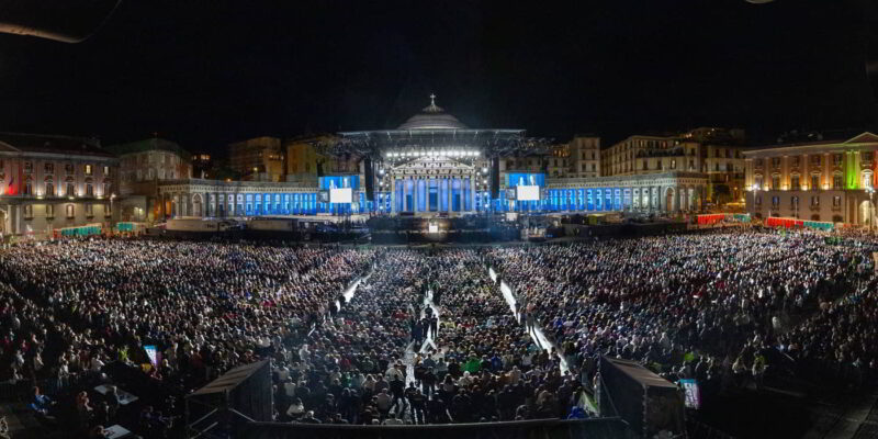 The largest and most significant square in Naples was packed with more than 21,000 people during the Noi Festival.