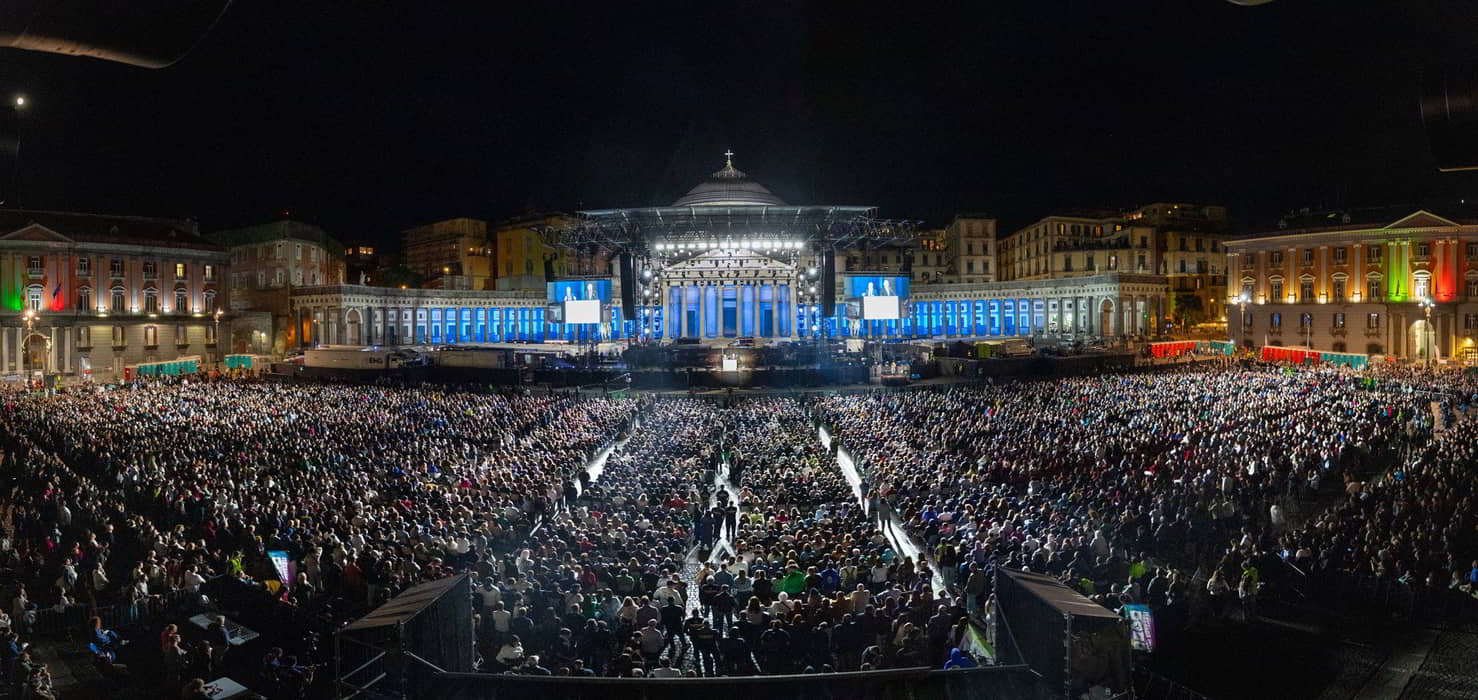 The largest and most significant square in Naples was packed with more than 21,000 people during the Noi Festival.