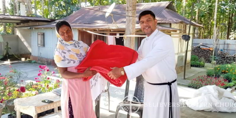 The benevolent priest distributed blankets to 15 individuals from needy families, providing them with a source of warmth and solace.