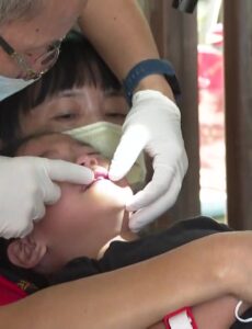 Dentist Pan Wenliang gave up operating in the metropolis and moved to an indigenous tribe, embracing rural medicine.