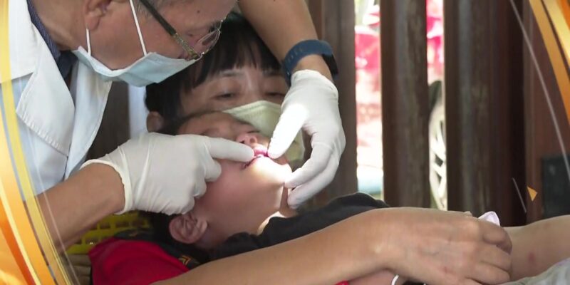 Dentist Pan Wenliang gave up operating in the metropolis and moved to an indigenous tribe, embracing rural medicine.